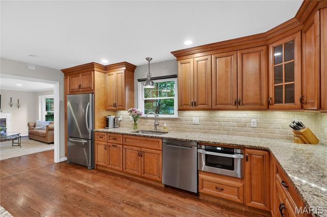 403 Woodview Manor Lane, Kirkwood, MO 63122
