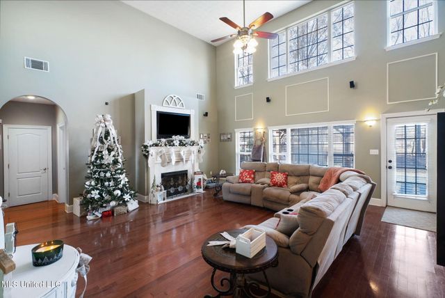 3201 E Woodland Trace, Southaven, MS 38672