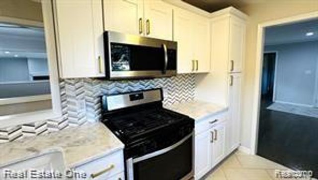 32305 Shrewsbury Street, Farmington Hills, MI 48334