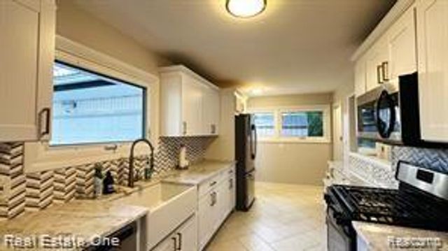 32305 Shrewsbury Street, Farmington Hills, MI 48334
