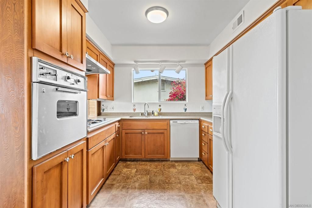 Image 15 of property listing at 5877 Soledad Mountain Road, La Jolla, CA 92037