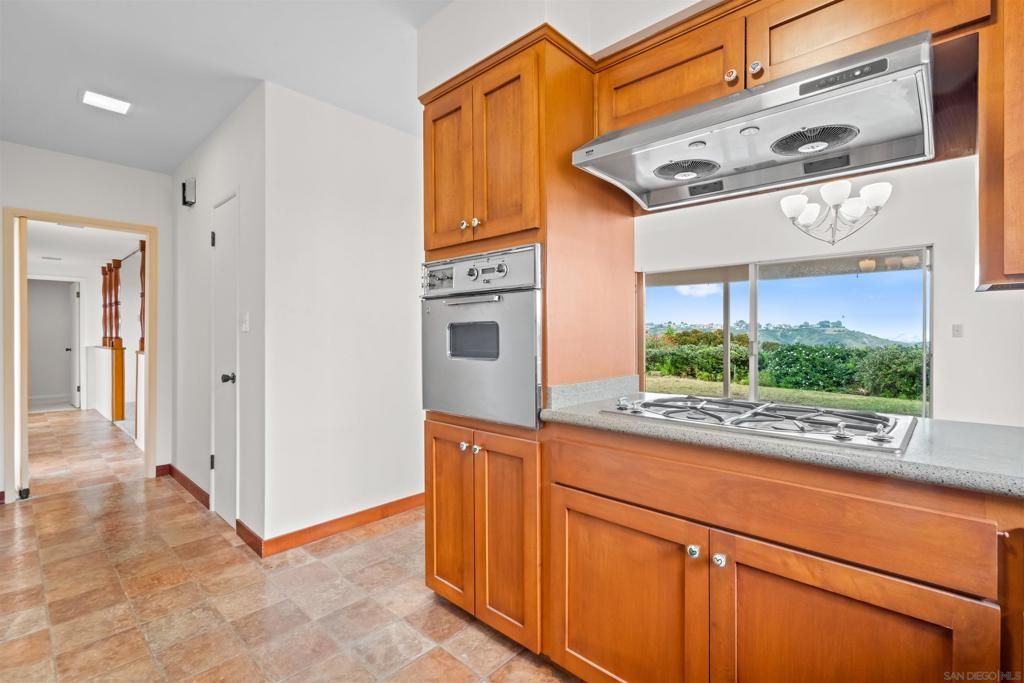 Image 16 of property listing at 5877 Soledad Mountain Road, La Jolla, CA 92037