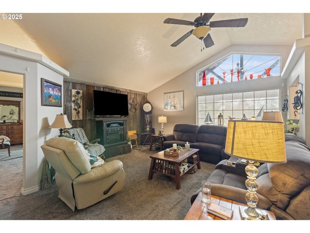 1907 W DUKE Rd, Sutherlin, OR 97479