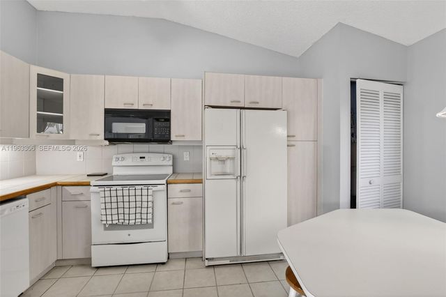 1150 Queen Palm Ct, Hollywood, FL 33019