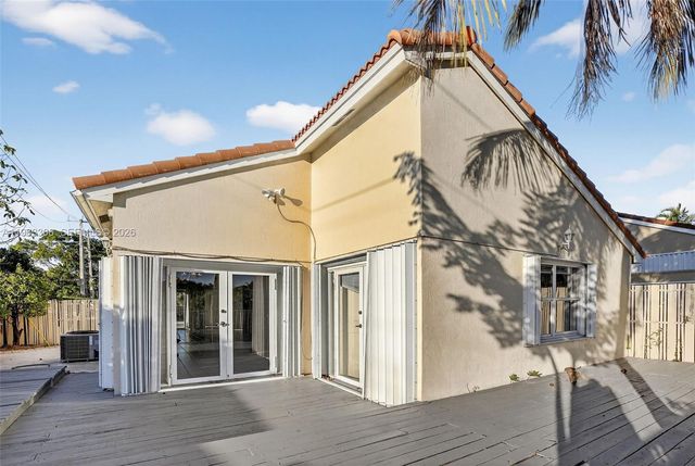 1150 Queen Palm Ct, Hollywood, FL 33019