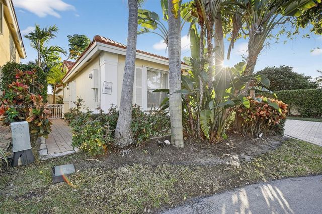 1150 Queen Palm Ct, Hollywood, FL 33019