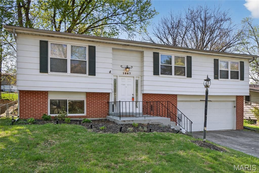 1667 Bronco Lane, St Louis, MO 63146