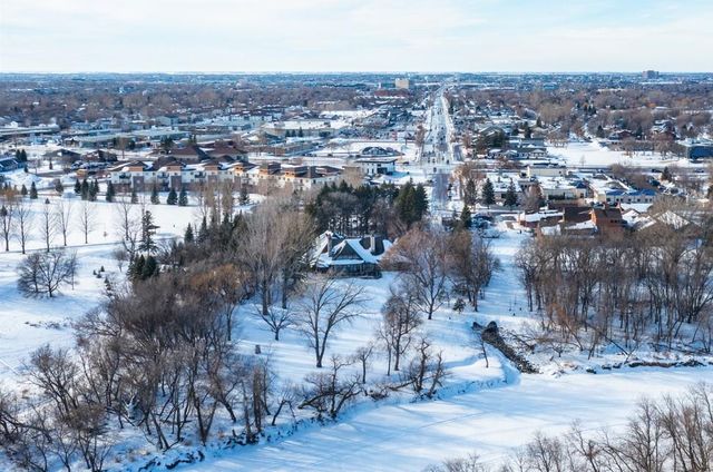 1102 32nd Avenue S, Fargo, ND 58103