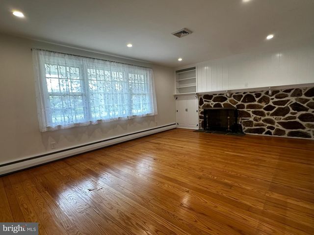 4 SMEDLEY DR, Newtown Square, PA 19073