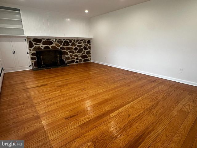 4 SMEDLEY DR, Newtown Square, PA 19073