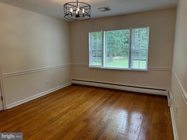 4 SMEDLEY DR, Newtown Square, PA 19073