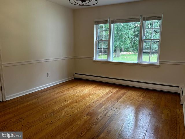 4 SMEDLEY DR, Newtown Square, PA 19073
