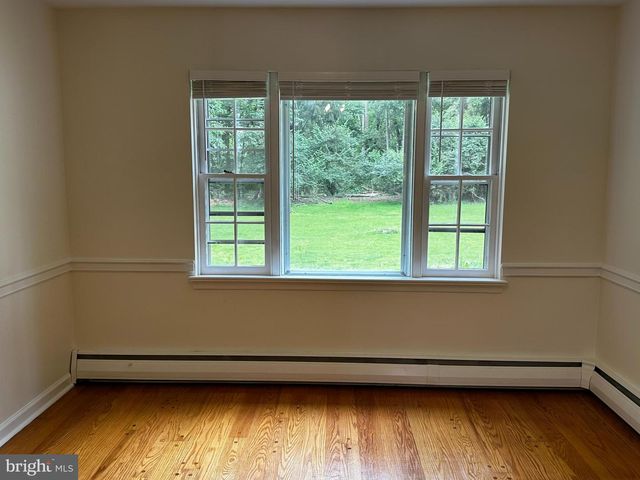 4 SMEDLEY DR, Newtown Square, PA 19073