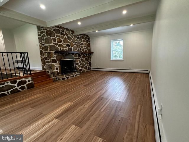 4 SMEDLEY DR, Newtown Square, PA 19073