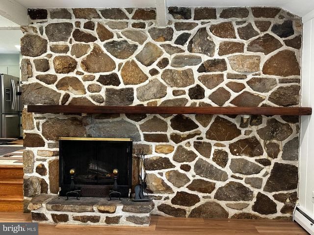 4 SMEDLEY DR, Newtown Square, PA 19073