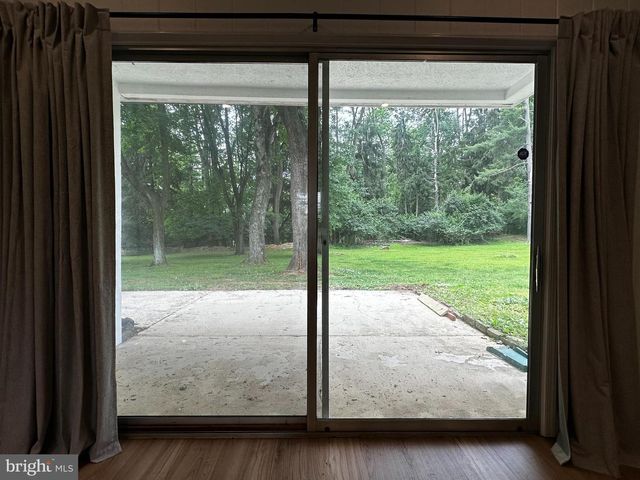 4 SMEDLEY DR, Newtown Square, PA 19073