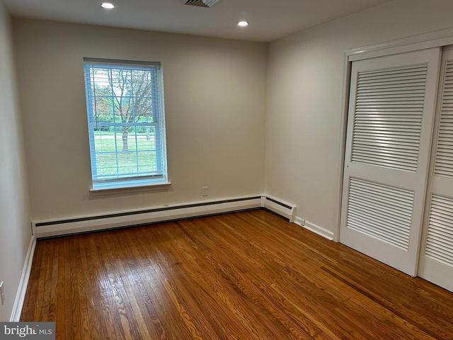 4 SMEDLEY DR, Newtown Square, PA 19073
