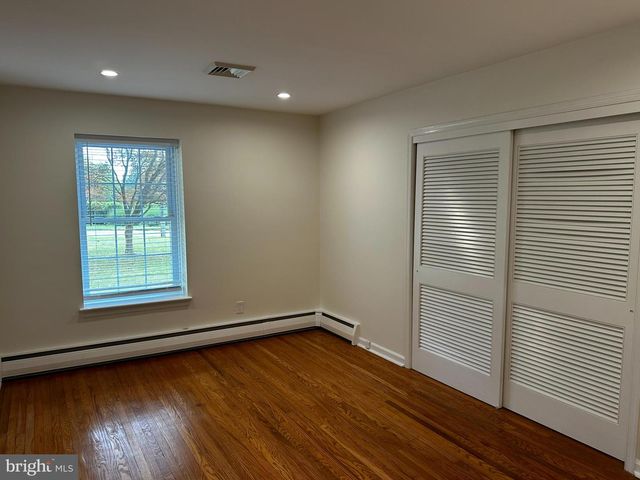 4 SMEDLEY DR, Newtown Square, PA 19073