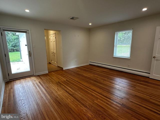 4 SMEDLEY DR, Newtown Square, PA 19073