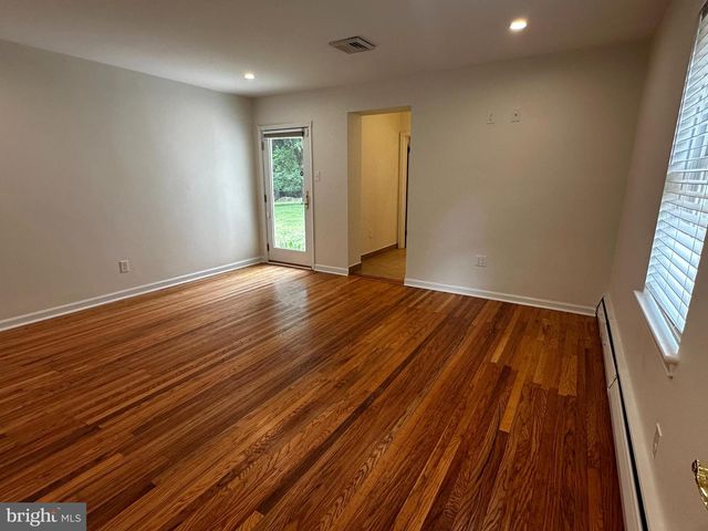 4 SMEDLEY DR, Newtown Square, PA 19073