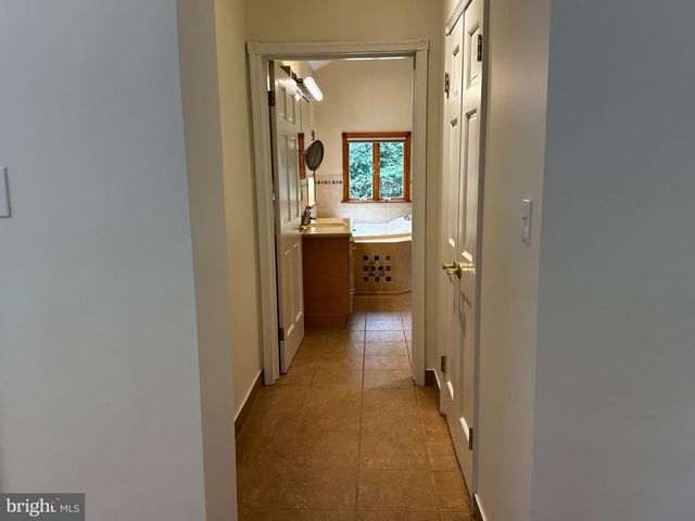 4 SMEDLEY DR, Newtown Square, PA 19073