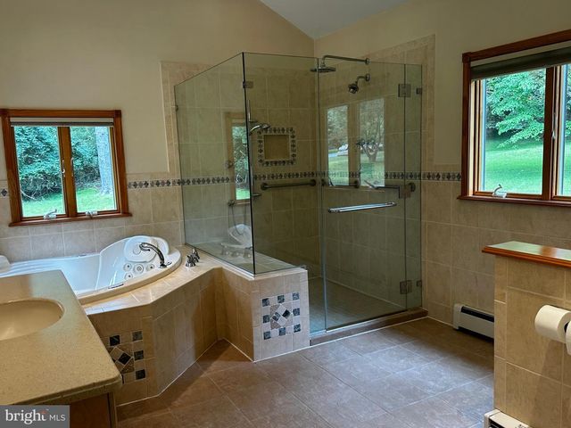 4 SMEDLEY DR, Newtown Square, PA 19073