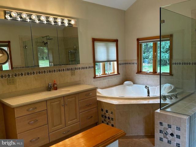 4 SMEDLEY DR, Newtown Square, PA 19073