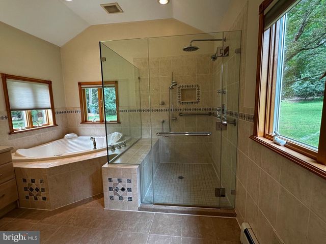 4 SMEDLEY DR, Newtown Square, PA 19073