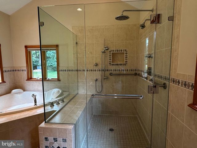 4 SMEDLEY DR, Newtown Square, PA 19073