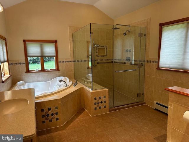 4 SMEDLEY DR, Newtown Square, PA 19073