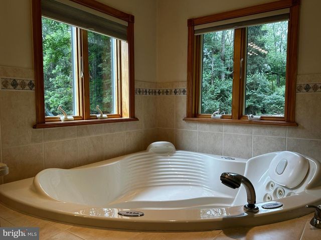 4 SMEDLEY DR, Newtown Square, PA 19073