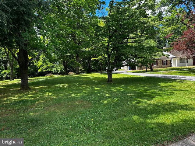 4 SMEDLEY DR, Newtown Square, PA 19073