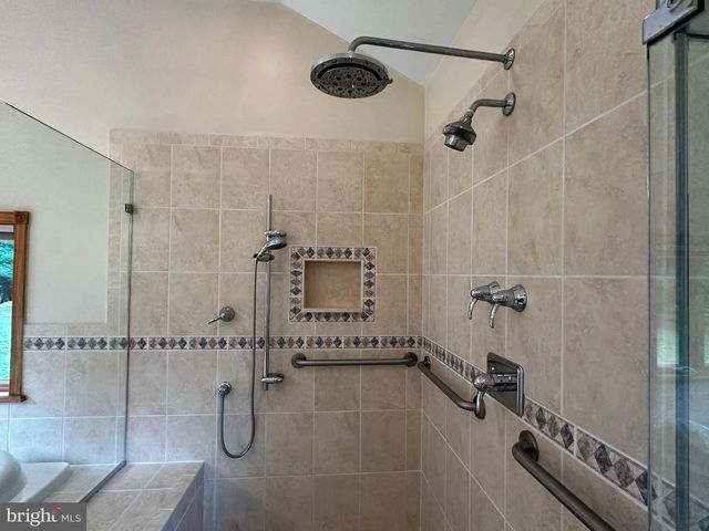 4 SMEDLEY DR, Newtown Square, PA 19073