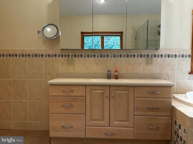 4 SMEDLEY DR, Newtown Square, PA 19073