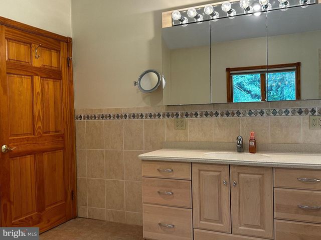 4 SMEDLEY DR, Newtown Square, PA 19073