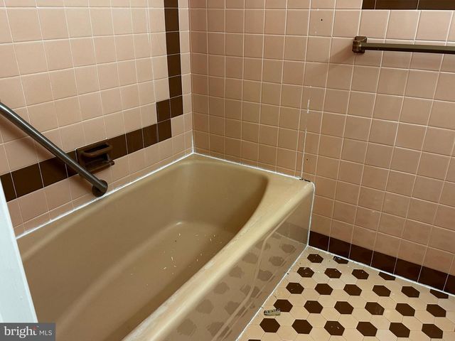 4 SMEDLEY DR, Newtown Square, PA 19073