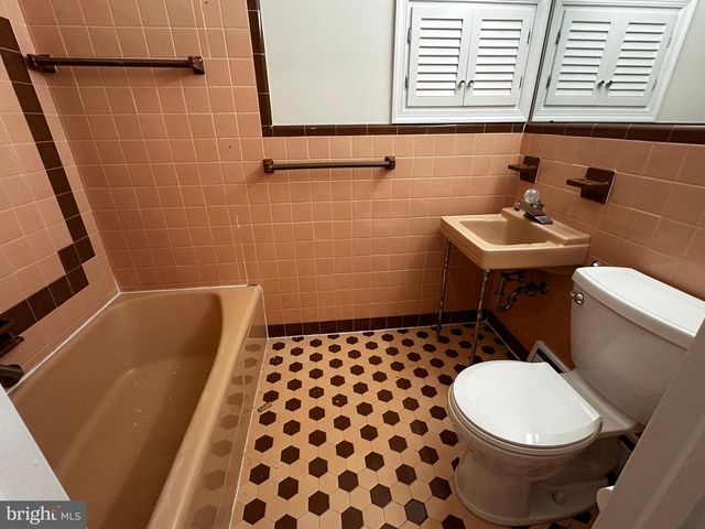 4 SMEDLEY DR, Newtown Square, PA 19073