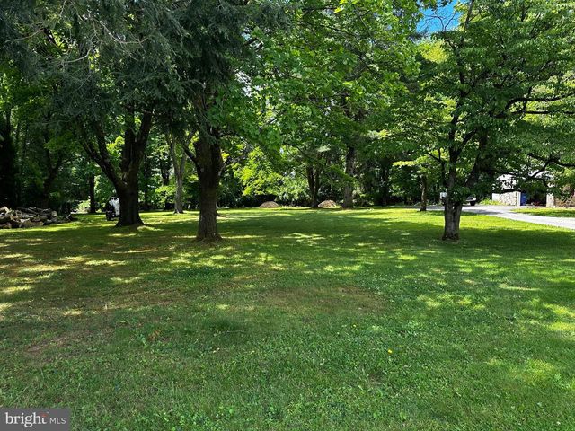 4 SMEDLEY DR, Newtown Square, PA 19073