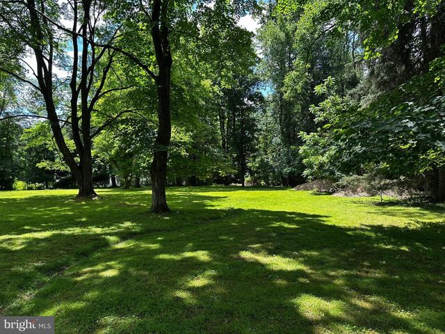 4 SMEDLEY DR, Newtown Square, PA 19073