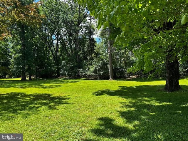 4 SMEDLEY DR, Newtown Square, PA 19073
