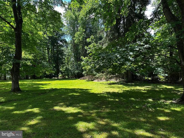 4 SMEDLEY DR, Newtown Square, PA 19073