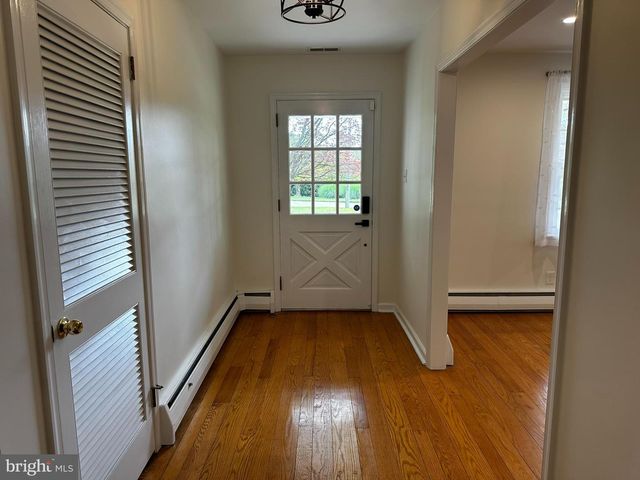 4 SMEDLEY DR, Newtown Square, PA 19073