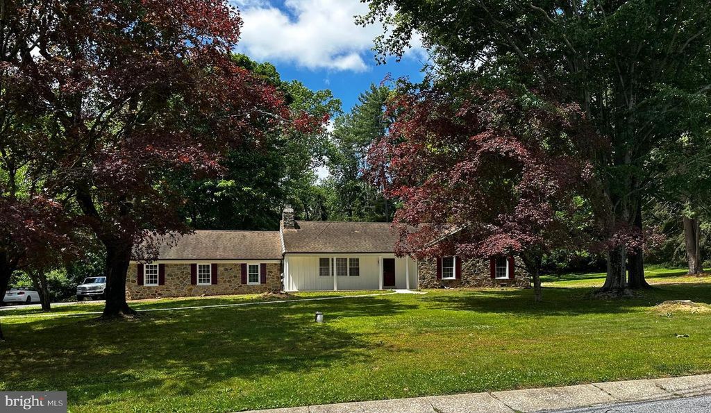 4 SMEDLEY DR, Newtown Square, PA 19073