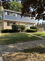 116 Woodsboro Drive, Royal Oak, MI 48067