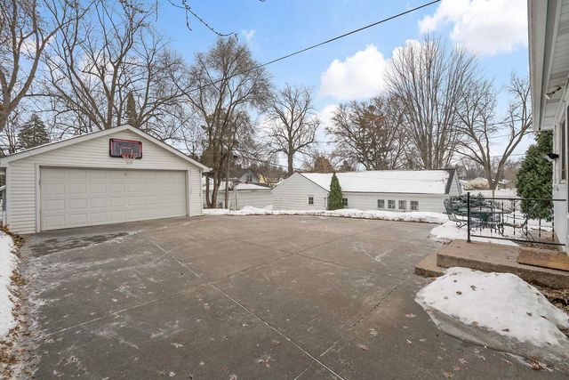 237 10th Avenue N, Hopkins, MN 55343