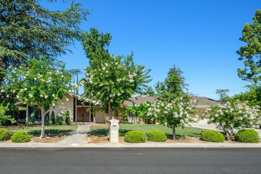 5367 N Briarwood Avenue, Fresno, CA 93711