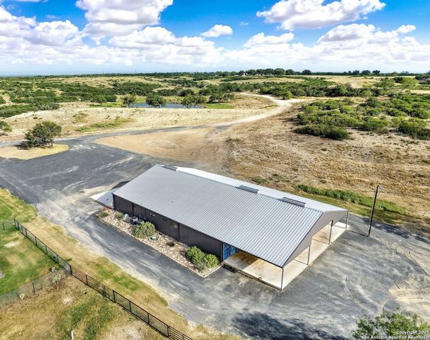 722 County Road 424, Hondo, TX 78861
