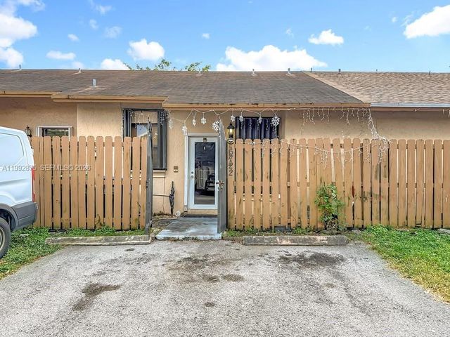 6722 NW 192nd Ln, Hialeah, FL 33015