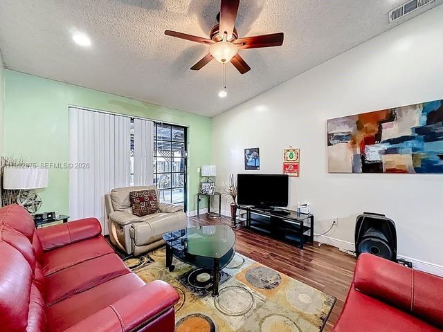 6722 NW 192nd Ln, Hialeah, FL 33015