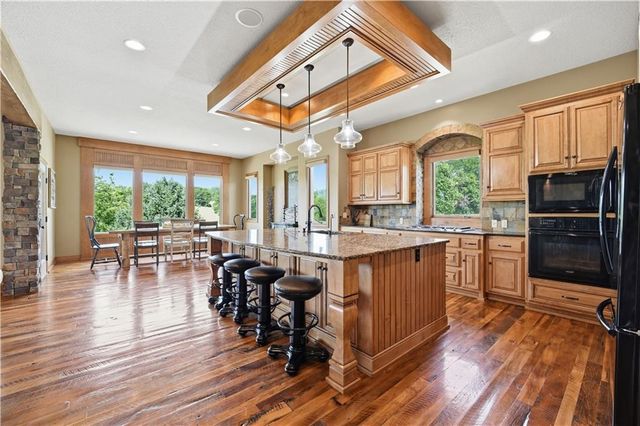 9162 COTTONWOOD CANYON Drive, Lenexa, KS 66219